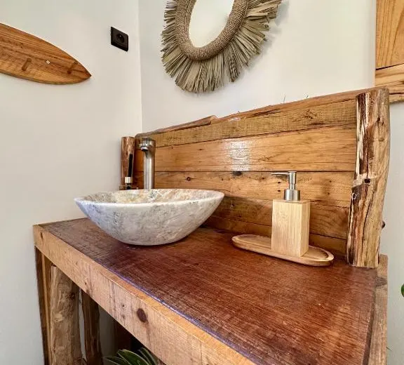 Espace extérieur de la surf house MatnWave au Maroc