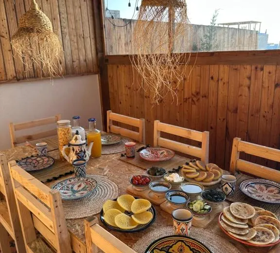 Espace de repos de la surf house MatnWave près de Taghazout